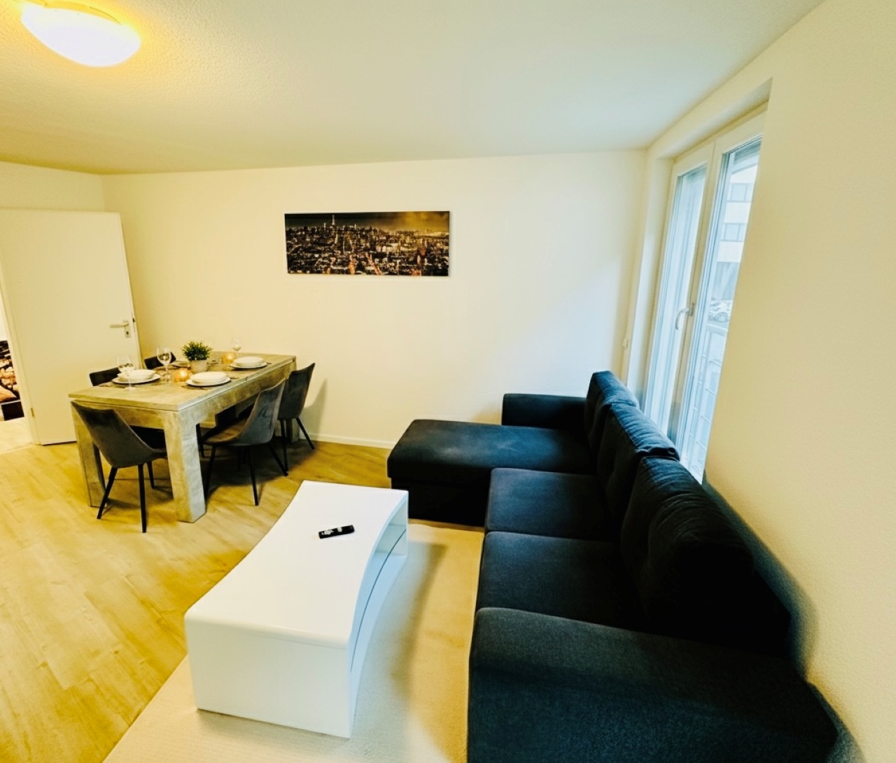 Wohnzimmer mit Sofa und Esstisch